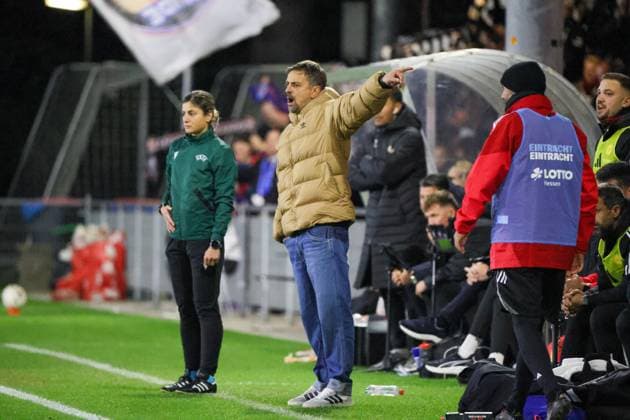 Eindhoven, Niederlande 12. November 2025: Europa Cup - Frauen- 1 8 Finale - 2025 2026 - PSV Eindhoven vs. Eintracht Frankfurt Im Bild: Cheftrainer Niko Arnautis (SGE) De Herdegang Copyright: xFotostandx xFantinix