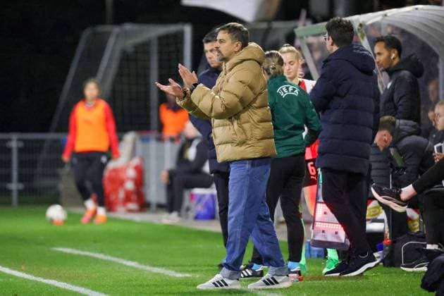 Eindhoven, Niederlande 12. November 2025: Europa Cup - Frauen- 1 8 Finale - 2025 2026 - PSV Eindhoven vs. Eintracht Frankfurt Im Bild: Cheftrainer Niko Arnautis (SGE) De Herdegang Copyright: xFotostandx xFantinix