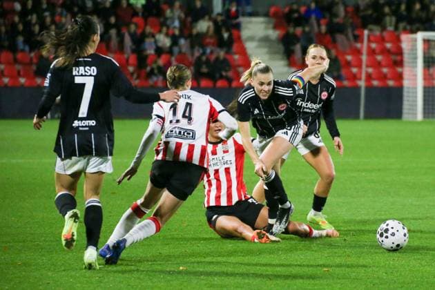 12.11.2025, xgrfx, Fussball UEFA Women s Europa Cup 1 8, PSV Eindhoven - Eintracht Frankfurt v.l. Hayley Raso (Eintracht Frankfurt), Laura Strik (PSV Eindhoven), Laura Freigang (Eintracht Frankfurt) (DFL DFB REGULATIONS PROHIBIT ANY USE OF PHOTOGRAPHS as IMAGE SEQUENCES and or QUASI-VIDEO) De Herdgang