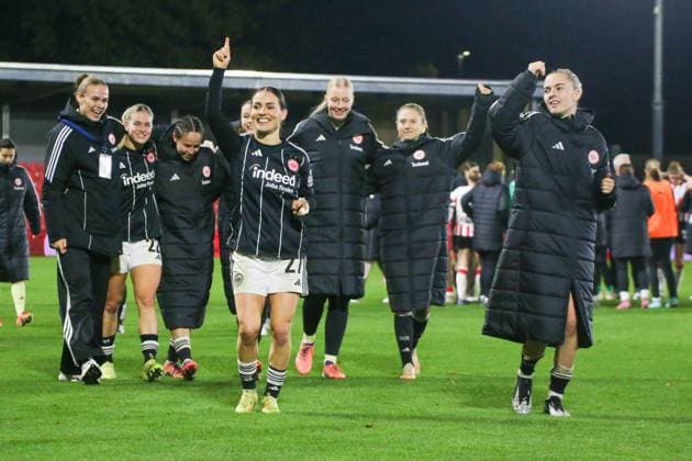12.11.2025, xgrfx, Fussball UEFA Women s Europa Cup 1 8, PSV Eindhoven - Eintracht Frankfurt v.l. Ereleta Memeti und Laura Freigang feiern den Sieg mit den Fans. (Eintracht Frankfurt) (DFL DFB REGULATIONS PROHIBIT ANY USE OF PHOTOGRAPHS as IMAGE SEQUENCES and or QUASI-VIDEO) De Herdgang
