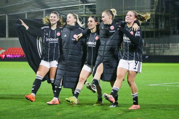 12.11.2025, xgrfx, Fussball UEFA Women s Europa Cup 1 8, PSV Eindhoven - Eintracht Frankfurt v.l. Noemi Ivelj, Nina Lührßen, Ereleta Memeti, Laura Freigang und Jarne Teulings feiern den Sieg mit den Fans. (Eintracht Frankfurt) (DFL DFB REGULATIONS PROHIBIT ANY USE OF PHOTOGRAPHS as IMAGE SEQUENCES and or QUASI-VIDEO) De Herdgang