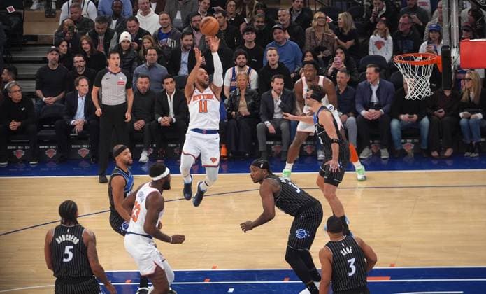 New York Knicks v Orlando Magic - NBA, Basketball Herren, USA NEW YORK, UNITED STATES - NOVEMBER 12: Jalen Brunson (11) of the New York Knicks in action during the NBA game between the New York Knicks and the Orlando Magic at Madison Square Garden in New York, United States on November 12, 2025. Selcuk Acar Anadolu New York United States. Editorial use only. Please get in touch for any other usage.  Copyright: x2025xAnadoluxSelcukxAcarx