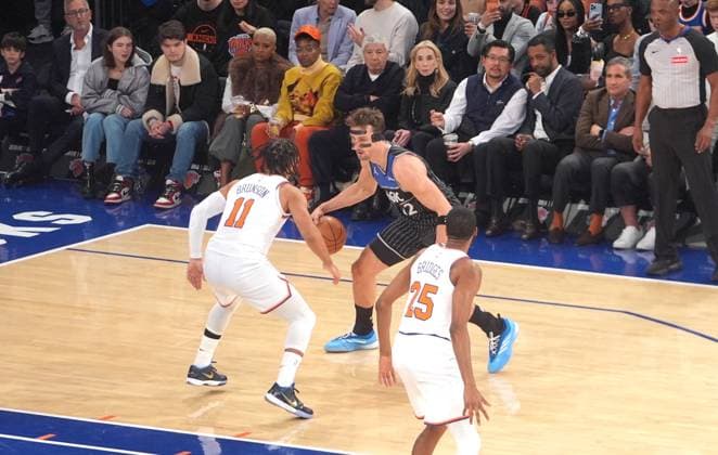 New York Knicks v Orlando Magic - NBA, Basketball Herren, USA NEW YORK, UNITED STATES - NOVEMBER 12: Franz Wagner (22) of the Orlando Magic in action during the NBA game between the New York Knicks and the Orlando Magic at Madison Square Garden in New York, United States on November 12, 2025. Selcuk Acar Anadolu New York United States. Editorial use only. Please get in touch for any other usage.  Copyright: x2025xAnadoluxSelcukxAcarx