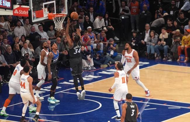 New York Knicks v Orlando Magic - NBA, Basketball Herren, USA NEW YORK, UNITED STATES - NOVEMBER 12: Wendell Carter Jr. (34) of the Orlando Magic in action during the NBA game between the New York Knicks and the Orlando Magic at Madison Square Garden in New York, United States on November 12, 2025. Selcuk Acar Anadolu New York United States. Editorial use only. Please get in touch for any other usage.  Copyright: x2025xAnadoluxSelcukxAcarx