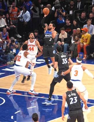 New York Knicks v Orlando Magic - NBA, Basketball Herren, USA NEW YORK, UNITED STATES - NOVEMBER 12: Tyus Jones (2) of the Orlando Magic in action during the NBA game between the New York Knicks and the Orlando Magic at Madison Square Garden in New York, United States on November 12, 2025. Selcuk Acar Anadolu New York United States. Editorial use only. Please get in touch for any other usage.  Copyright: x2025xAnadoluxSelcukxAcarx