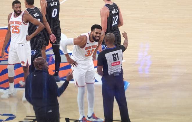 New York Knicks v Orlando Magic - NBA, Basketball Herren, USA NEW YORK, UNITED STATES - NOVEMBER 12: Karl-Anthony Towns (32) of the New York Knicks reacts to the referee during the NBA game between the New York Knicks and the Orlando Magic at Madison Square Garden in New York, United States on November 12, 2025. Selcuk Acar Anadolu New York United States. Editorial use only. Please get in touch for any other usage.  Copyright: x2025xAnadoluxSelcukxAcarx