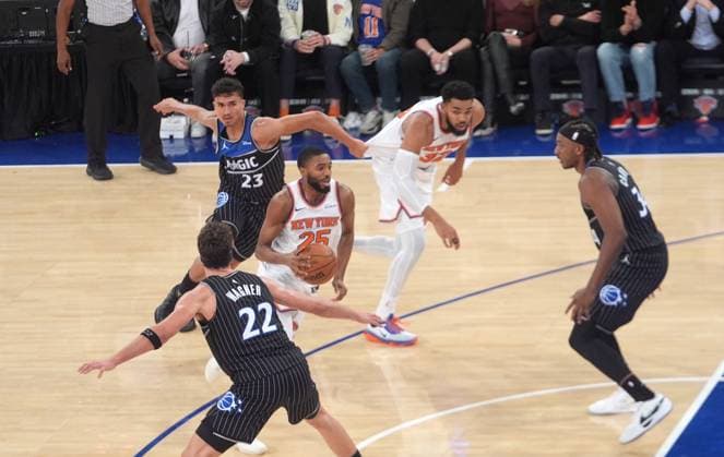 New York Knicks v Orlando Magic - NBA, Basketball Herren, USA NEW YORK, UNITED STATES - NOVEMBER 12: Mikal Bridges (25) of the New York Knicks in action during the NBA game between the New York Knicks and the Orlando Magic at Madison Square Garden in New York, United States on November 12, 2025. Selcuk Acar Anadolu New York United States. Editorial use only. Please get in touch for any other usage.  Copyright: x2025xAnadoluxSelcukxAcarx