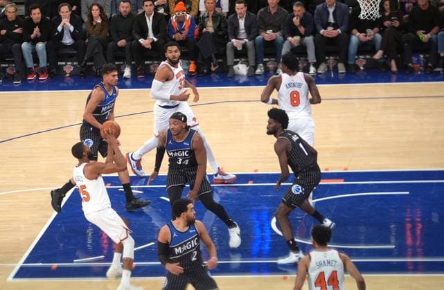 New York Knicks v Orlando Magic - NBA, Basketball Herren, USA NEW YORK, UNITED STATES - NOVEMBER 12: Mikal Bridges (25) of the New York Knicks in action during the NBA game between the New York Knicks and the Orlando Magic at Madison Square Garden in New York, United States on November 12, 2025. Selcuk Acar Anadolu New York United States. Editorial use only. Please get in touch for any other usage.  Copyright: x2025xAnadoluxSelcukxAcarx