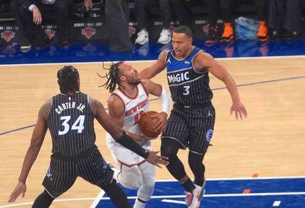New York Knicks v Orlando Magic - NBA, Basketball Herren, USA NEW YORK, UNITED STATES - NOVEMBER 12: Jalen Brunson (11) of the New York Knicks in action during the NBA game between the New York Knicks and the Orlando Magic at Madison Square Garden in New York, United States on November 12, 2025. Selcuk Acar Anadolu New York United States. Editorial use only. Please get in touch for any other usage.  Copyright: x2025xAnadoluxSelcukxAcarx