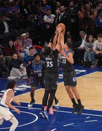 New York Knicks v Orlando Magic - NBA, Basketball Herren, USA NEW YORK, UNITED STATES - NOVEMBER 12: Goga Bitadze (35) and Tristan da Silva (23) of the Orlando Magic in action during the NBA game between the New York Knicks and the Orlando Magic at Madison Square Garden in New York, United States on November 12, 2025. Selcuk Acar Anadolu New York United States. Editorial use only. Please get in touch for any other usage.  Copyright: x2025xAnadoluxSelcukxAcarx