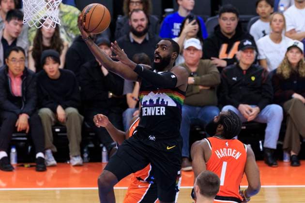 November 12, 2025, Inglewood, California, USA: Tim Hardaway Jr. 10 of the Denver Nuggets scores with a layup during their regular season NBA, Basketball Herren, USA game against the Los Angeles Clippers on Wednesday November 12, 2025 at Intuit Dome in Inglewood, California. ARIANA RUIZ PI Inglewood USA - ZUMAp124 20251112_zaa_p124_002 Copyright: xArianaxRuizx