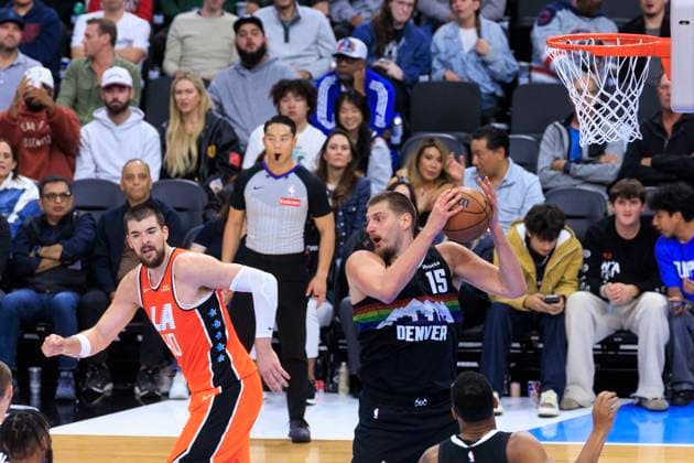 November 12, 2025, Inglewood, California, USA: Nikola Jokic 15 of the Denver Nuggets greats the rebound as Ivica Zubac 40 of the Los Angeles Clippers runs back into position during their regular season NBA, Basketball Herren, USA game on Wednesday November 12, 2025 at Intuit Dome in Inglewood, California. ARIANA RUIZ PI Inglewood USA - ZUMAp124 20251112_zaa_p124_006 Copyright: xArianaxRuizx