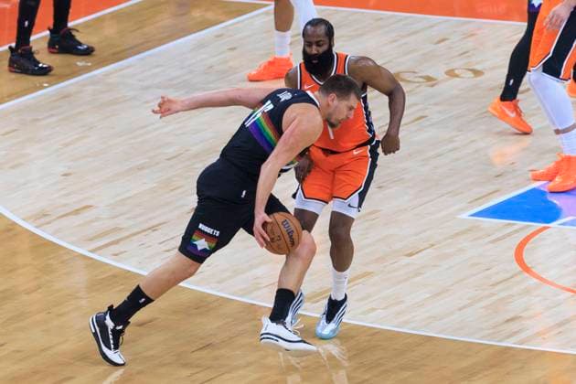 November 12, 2025, Inglewood, California, USA: Nikola Jokic 15 of the Denver Nuggets drives past James Harden 1 of the Los Angeles Clippers during their regular season NBA, Basketball Herren, USA game on Wednesday November 12, 2025 at Intuit Dome in Inglewood, California. Clippers lose to Nuggets, 116-130. ARIANA RUIZ PI Inglewood USA - ZUMAp124 20251112_zaa_p124_044 Copyright: xArianaxRuizx