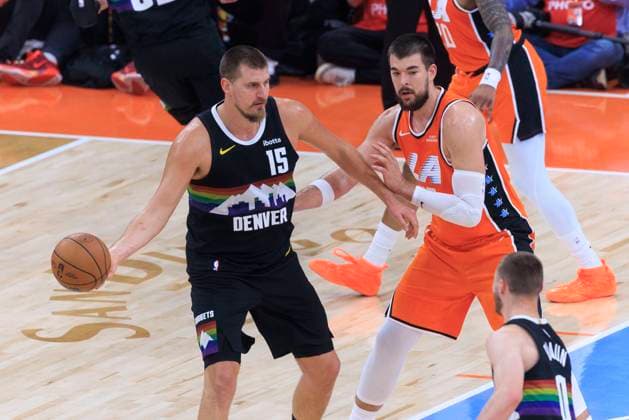 November 12, 2025, Inglewood, California, USA: Nikola Jokic 15 of the Denver Nuggets passes the ball to Christian Braun 0 as Ivica Zubac 40 of the Los Angeles Clippers defends during their regular season NBA, Basketball Herren, USA game on Wednesday November 12, 2025 at Intuit Dome in Inglewood, California. Clippers lose to Nuggets, 116-130. ARIANA RUIZ PI Inglewood USA - ZUMAp124 20251112_zaa_p124_045 Copyright: xArianaxRuizx