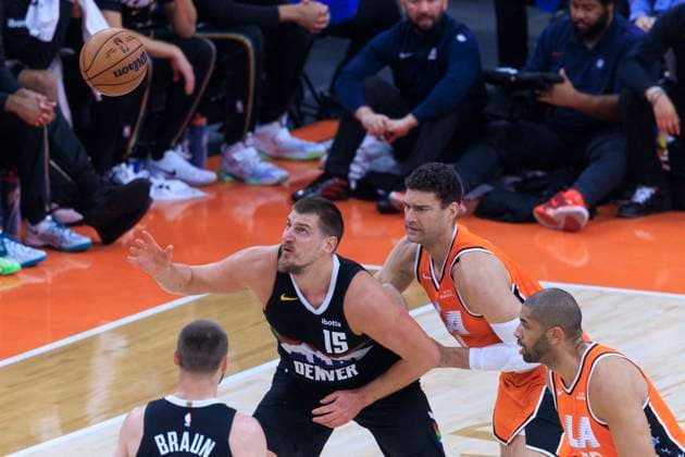 November 12, 2025, Inglewood, California, USA: Nikola Jokic 15 of the Denver Nuggets receives the ball as Brook Lopez 11 of the Los Angeles Clippers defends during their regular season NBA, Basketball Herren, USA game on Wednesday November 12, 2025 at Intuit Dome in Inglewood, California. Clippers lose to Nuggets, 116-130. ARIANA RUIZ PI Inglewood USA - ZUMAp124 20251112_zaa_p124_047 Copyright: xArianaxRuizx