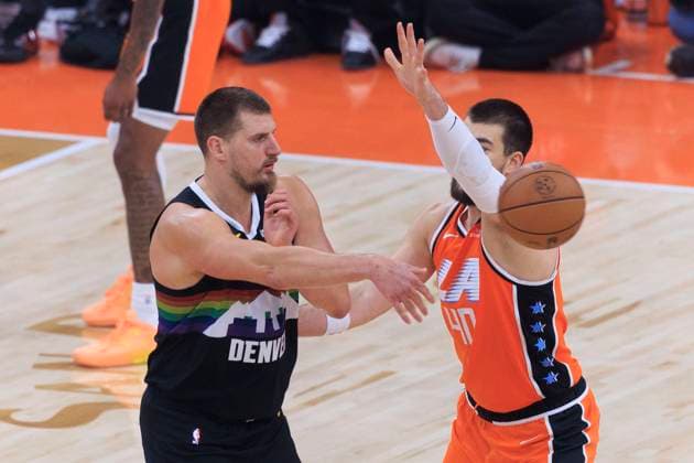 November 12, 2025, Inglewood, California, USA: Nikola Jokic 15 of the Denver Nuggets passes the ball as Ivica Zubac 40 of the Los Angeles Clippers defends during their regular season NBA, Basketball Herren, USA game on Wednesday November 12, 2025 at Intuit Dome in Inglewood, California. Clippers lose to Nuggets, 116-130. ARIANA RUIZ PI Inglewood USA - ZUMAp124 20251112_zaa_p124_054 Copyright: xArianaxRuizx