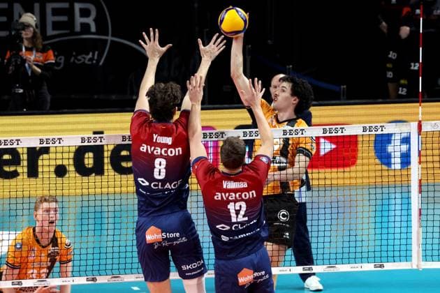 DEU, DVV, 1.VBL, BR Volleys vs. SVG Lueneburg, 12.11.2025, Max-Schmeling-Halle, Berlin, DEU, DVV, 1.VBL, BR Volleys vs. SVG Lueneburg, im Bild Nolan Flexen (BR Volleys 9), Cole Young (Lueneburg 8), Santeri Vaelimaa(Lueneburg 12)
