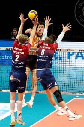 DEU, DVV, 1.VBL, BR Volleys vs. SVG Lueneburg, 12.11.2025, Max-Schmeling-Halle, Berlin, DEU, DVV, 1.VBL, BR Volleys vs. SVG Lueneburg, im Bild Nolan Flexen (BR Volleys 9), Daniel Gruvaeus (Lueneburg 2), Jackson Howe (Lueneburg 6)