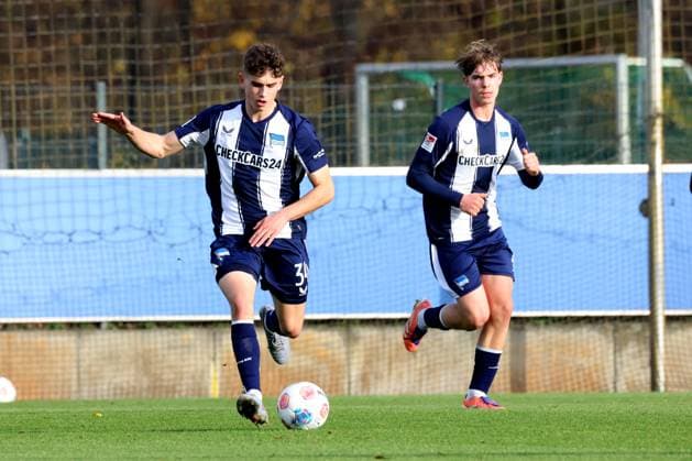 DEU, DFL, 2. FBL Hertha BSC, Trainingspiel , 12.11.2025, Sportforum, Berlin, DEU, DFL, 2. FBL Hertha BSC, Trainingspiel , im Bild Janne Berner (Hertha BSC Berlin 34), Kennet Eichhorn (Hertha BSC Berlin 23) DFL - regulations prohibit any use of Photographs as image sequences and or quasi-video