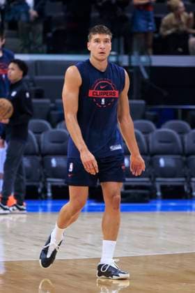 November 12, 2025, Inglewood, California, USA: Bogdan Bogdanovic 10 of the Los Angeles Clippers prior to their regular season NBA, Basketball Herren, USA game against the Denver Nuggets on Wednesday November 12, 2025 at Intuit Dome in Inglewood, California. Clippers lose to Nuggets, 116-130. ARIANA RUIZ PI Inglewood USA - ZUMAp124 20251112_zaa_p124_092 Copyright: xArianaxRuizx