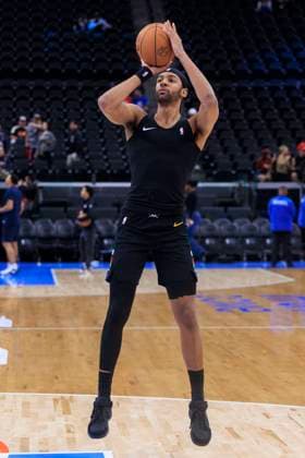 November 12, 2025, Inglewood, California, USA: Zeke Nnaji 22 of the Denver Nuggets warms up prior to their regular season NBA, Basketball Herren, USA game against the Los Angeles Clippers on Wednesday November 12, 2025 at Intuit Dome in Inglewood, California. Clippers lose to Nuggets, 116-130. ARIANA RUIZ PI Inglewood USA - ZUMAp124 20251112_zaa_p124_093 Copyright: xArianaxRuizx