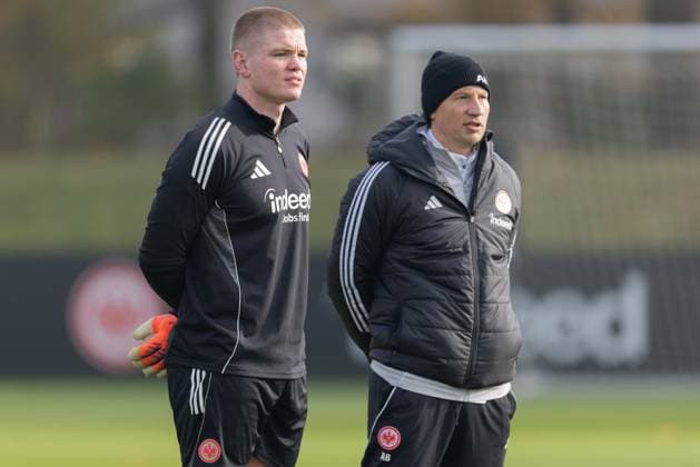 Training Eintracht Frankfurt Anton Segner, rechts im Hintergrund Eintracht-Athletiktrainer Andreas Beck. Training von Eintracht Frankfurt am 12. November 2025 im Deutsche Bank Park in Frankfurt am Main., Frankfurt am Main Hessen Deutschland Deutsche Bank Park *** Training Eintracht Frankfurt Anton Segner, right in the background Eintracht athletic trainer Andreas Beck Training of Eintracht Frankfurt on November 12, 2025 at Deutsche Bank Park in Frankfurt am Main , Frankfurt am Main Hessen Germany Deutsche Bank Park
