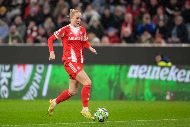 Fußball, UEFA Womens Champions League, 20251112, FC Bayern München - Arsenal WFC. Im Bild Lea SCHÜLLER (Bayern, 11) Dribbling Ball Portrait Ganzkörper ganze volle Figur. München Allianz Arena Bayern Deutschland Copyright: Passion2Press MarkusxFischerx