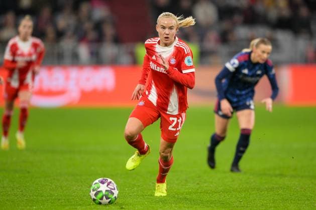 Fußball, UEFA Womens Champions League, 20251112, FC Bayern München - Arsenal WFC. Im Bild Pernille HARDER (Bayern, 21) Dribbling Ball Portrait Ganzkörper ganze volle Figur. München Allianz Arena Bayern Deutschland Copyright: Passion2Press MarkusxFischerx