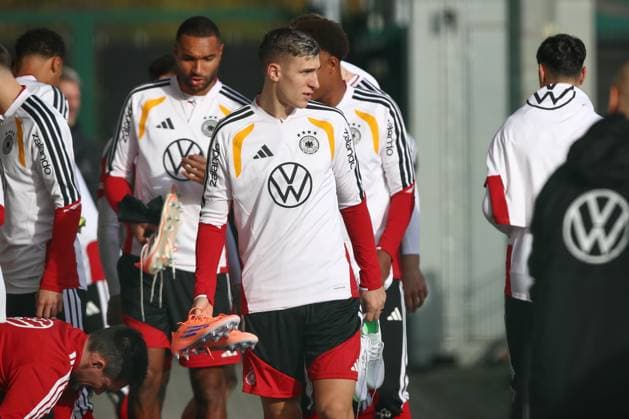 13.11.2025, xtgx, Fussball Nationalmannschaft, Abschlusstraining in Wolfsburg emspor, v.l. Nico Schlotterbeck (Deutschland) (DFL DFB REGULATIONS PROHIBIT ANY USE OF PHOTOGRAPHS as IMAGE SEQUENCES and or QUASI-VIDEO) Wolfsburg