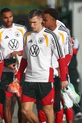 13.11.2025, xtgx, Fussball Nationalmannschaft, Abschlusstraining in Wolfsburg emspor, v.l. Nico Schlotterbeck (Deutschland) (DFL DFB REGULATIONS PROHIBIT ANY USE OF PHOTOGRAPHS as IMAGE SEQUENCES and or QUASI-VIDEO) Wolfsburg