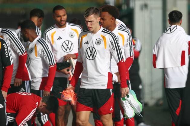 13.11.2025, xtgx, Fussball Nationalmannschaft, Abschlusstraining in Wolfsburg emspor, v.l. Nico Schlotterbeck (Deutschland) (DFL DFB REGULATIONS PROHIBIT ANY USE OF PHOTOGRAPHS as IMAGE SEQUENCES and or QUASI-VIDEO) Wolfsburg
