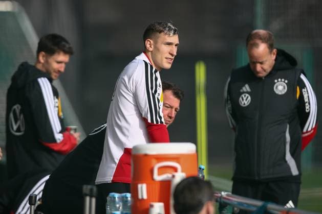13.11.2025, xtgx, Fussball Nationalmannschaft, Abschlusstraining in Wolfsburg emspor, v.l. Nico Schlotterbeck (Deutschland) (DFL DFB REGULATIONS PROHIBIT ANY USE OF PHOTOGRAPHS as IMAGE SEQUENCES and or QUASI-VIDEO) Wolfsburg