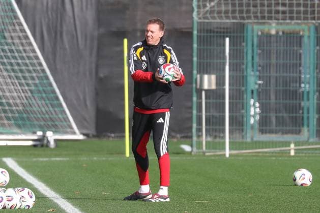 13.11.2025, xgox, Fussball - Nationalmannschaft Training emspor, v.l. Julian Nagelsmann (Deutschland, Trainer) (DFL DFB REGULATIONS PROHIBIT ANY USE OF PHOTOGRAPHS as IMAGE SEQUENCES and or QUASI-VIDEO) Wolfsburg