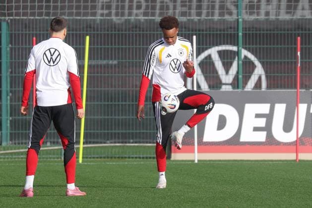 13.11.2025, xgox, Fussball - Nationalmannschaft Training emspor, v.l. Assan Ouedraogo (Deutschland) am Ball, plays the ball (DFL DFB REGULATIONS PROHIBIT ANY USE OF PHOTOGRAPHS as IMAGE SEQUENCES and or QUASI-VIDEO) Wolfsburg