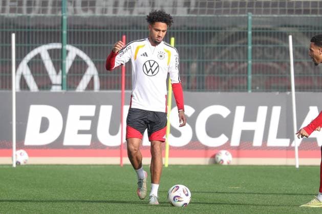 13.11.2025, xgox, Fussball - Nationalmannschaft Training emspor, v.l. Kevin Schade (Deutschland, ) am Ball, plays the ball (DFL DFB REGULATIONS PROHIBIT ANY USE OF PHOTOGRAPHS as IMAGE SEQUENCES and or QUASI-VIDEO) Wolfsburg