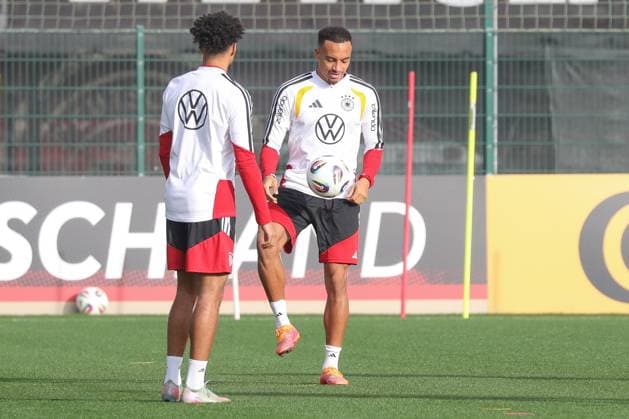 13.11.2025, xgox, Fussball - Nationalmannschaft Training emspor, v.l. Jamie Leweling (Deutschland, ) am Ball, plays the ball (DFL DFB REGULATIONS PROHIBIT ANY USE OF PHOTOGRAPHS as IMAGE SEQUENCES and or QUASI-VIDEO) Wolfsburg