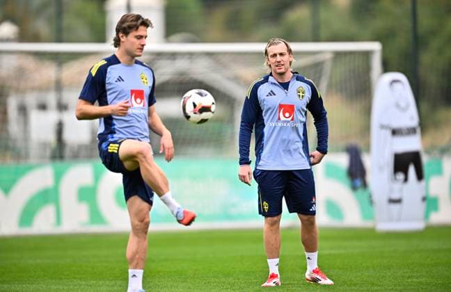 MARBELLA, SPANIEN 20251113 Sveriges landslagsspelare Mattias Svanberg och Emil Forsberg under torsdagens träning i Marbella inför herrlandslagets VM-kvalavslutningen i Schweiz i slutet pa veckan. MARBELLA SPANIEN x10050x