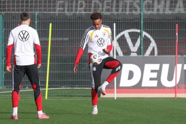 13.11.2025, xgox, Fussball - Nationalmannschaft Training emspor, v.l. Assan Ouedraogo (Deutschland) am Ball, plays the ball (DFL DFB REGULATIONS PROHIBIT ANY USE OF PHOTOGRAPHS as IMAGE SEQUENCES and or QUASI-VIDEO) Wolfsburg