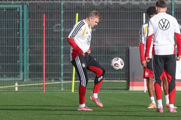 13.11.2025, xgox, Fussball - Nationalmannschaft Training emspor, v.l. Jonathan Burkardt (Deutschland, ) am Ball, plays the ball (DFL DFB REGULATIONS PROHIBIT ANY USE OF PHOTOGRAPHS as IMAGE SEQUENCES and or QUASI-VIDEO) Wolfsburg