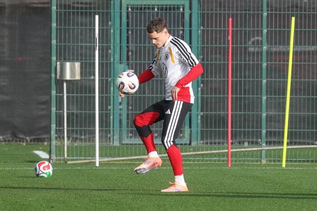 13.11.2025, xgox, Fussball - Nationalmannschaft Training emspor, v.l. Florian Wirtz (Deutschland, ) (DFL DFB REGULATIONS PROHIBIT ANY USE OF PHOTOGRAPHS as IMAGE SEQUENCES and or QUASI-VIDEO) Wolfsburg