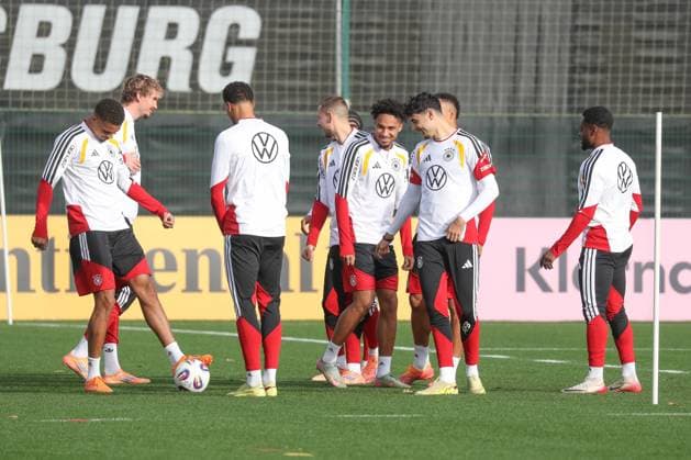 13.11.2025, xgox, Fussball - Nationalmannschaft Training emspor, v.l. Die Mannschaft zusammen vor dem Warmlaufen (DFL DFB REGULATIONS PROHIBIT ANY USE OF PHOTOGRAPHS as IMAGE SEQUENCES and or QUASI-VIDEO) Wolfsburg