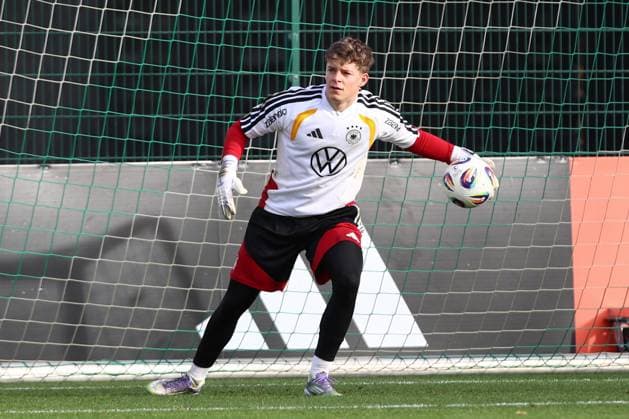 13.11.2025, xtgx, Fussball Nationalmannschaft, Abschlusstraining in Wolfsburg emspor, v.l. Finn Dahmen (Deutschland) Parade, haelt den Ball, faengt den Ball, pariert (DFL DFB REGULATIONS PROHIBIT ANY USE OF PHOTOGRAPHS as IMAGE SEQUENCES and or QUASI-VIDEO) Wolfsburg