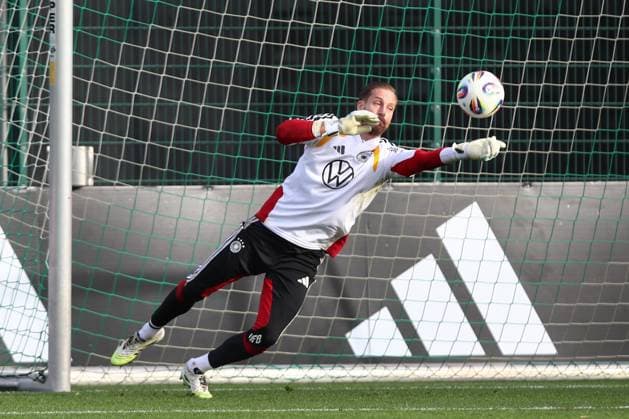 13.11.2025, xtgx, Fussball Nationalmannschaft, Abschlusstraining in Wolfsburg emspor, v.l. Oliver Baumann (Deutschland) Parade, haelt den Ball, faengt den Ball, pariert (DFL DFB REGULATIONS PROHIBIT ANY USE OF PHOTOGRAPHS as IMAGE SEQUENCES and or QUASI-VIDEO) Wolfsburg