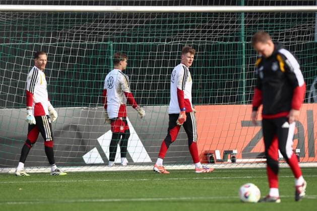 13.11.2025, xtgx, Fussball Nationalmannschaft, Abschlusstraining in Wolfsburg emspor, v.l. Oliver Baumann (Deutschland), Finn Dahmen (Deutschland), Alexander Nuebel (Nübel, Deutschland) (DFL DFB REGULATIONS PROHIBIT ANY USE OF PHOTOGRAPHS as IMAGE SEQUENCES and or QUASI-VIDEO) Wolfsburg