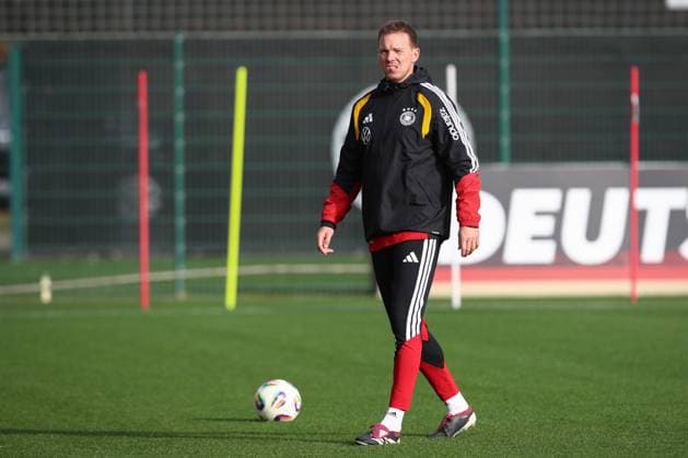 13.11.2025, xtgx, Fussball Nationalmannschaft, Abschlusstraining in Wolfsburg emspor, v.l. Julian Nagelsmann (Deutschland, Trainer) (DFL DFB REGULATIONS PROHIBIT ANY USE OF PHOTOGRAPHS as IMAGE SEQUENCES and or QUASI-VIDEO) Wolfsburg