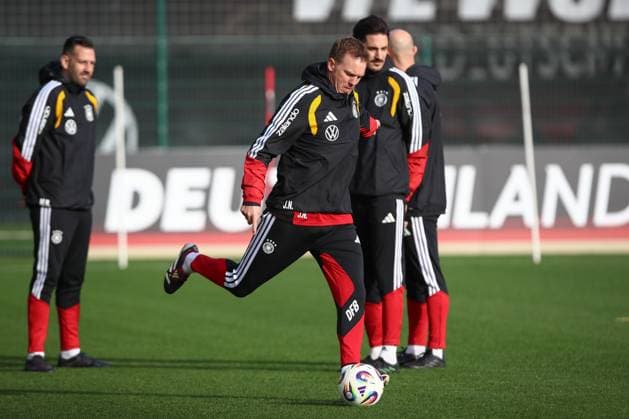 13.11.2025, xtgx, Fussball Nationalmannschaft, Abschlusstraining in Wolfsburg emspor, v.l. Julian Nagelsmann (Deutschland, Trainer) (DFL DFB REGULATIONS PROHIBIT ANY USE OF PHOTOGRAPHS as IMAGE SEQUENCES and or QUASI-VIDEO) Wolfsburg