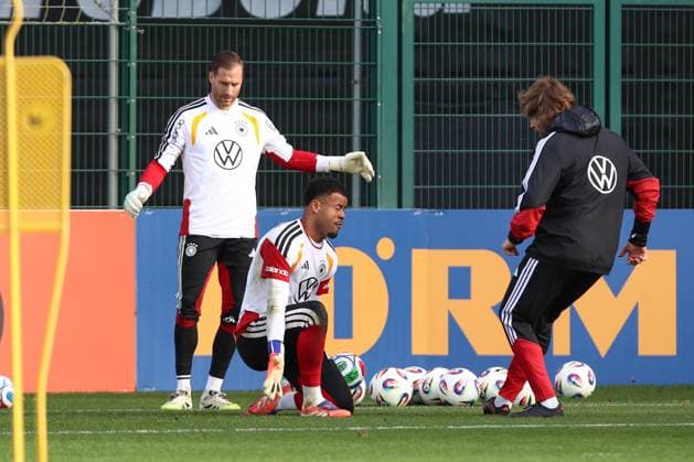 13.11.2025, xtgx, Fussball Nationalmannschaft, Abschlusstraining in Wolfsburg emspor, v.l. Oliver Baumann (Deutschland), Noah Atuboulu (Deutschland) (DFL DFB REGULATIONS PROHIBIT ANY USE OF PHOTOGRAPHS as IMAGE SEQUENCES and or QUASI-VIDEO) Wolfsburg