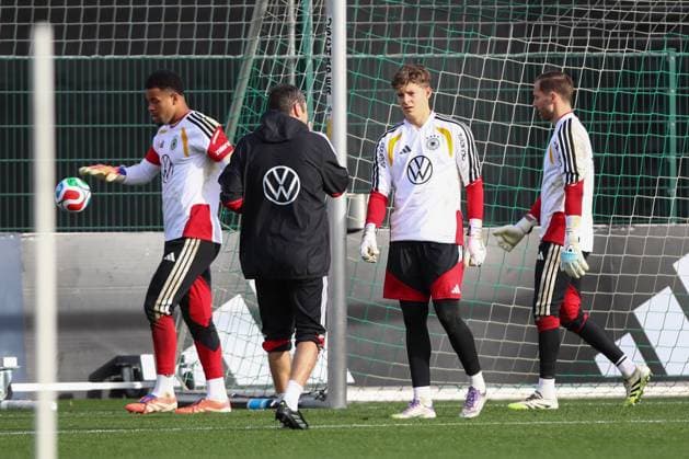 13.11.2025, xtgx, Fussball Nationalmannschaft, Abschlusstraining in Wolfsburg emspor, v.l. Noah Atuboulu (Deutschland), Finn Dahmen (Deutschland), Oliver Baumann (Deutschland) (DFL DFB REGULATIONS PROHIBIT ANY USE OF PHOTOGRAPHS as IMAGE SEQUENCES and or QUASI-VIDEO) Wolfsburg