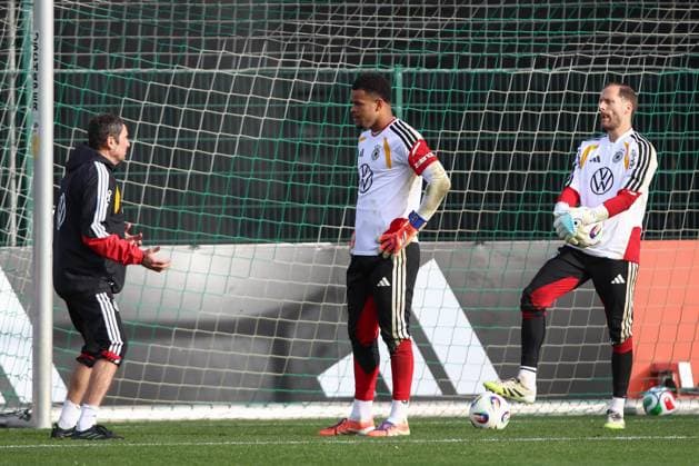 13.11.2025, xtgx, Fussball Nationalmannschaft, Abschlusstraining in Wolfsburg emspor, v.l. Andreas Kronenberg, Noah Atuboulu (Deutschland), Oliver Baumann (Deutschland) (DFL DFB REGULATIONS PROHIBIT ANY USE OF PHOTOGRAPHS as IMAGE SEQUENCES and or QUASI-VIDEO) Wolfsburg