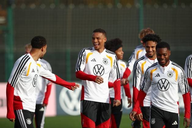 13.11.2025, xtgx, Fussball Nationalmannschaft, Abschlusstraining in Wolfsburg emspor, v.l. Malick Thiaw (Deutschland) lacht, laechelt, positiv, zufrieden (DFL DFB REGULATIONS PROHIBIT ANY USE OF PHOTOGRAPHS as IMAGE SEQUENCES and or QUASI-VIDEO) Wolfsburg